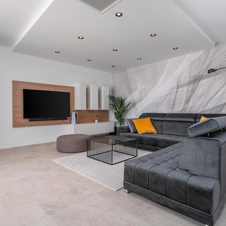 Beautiful Home In Omis With Kitchen エクステリア 写真