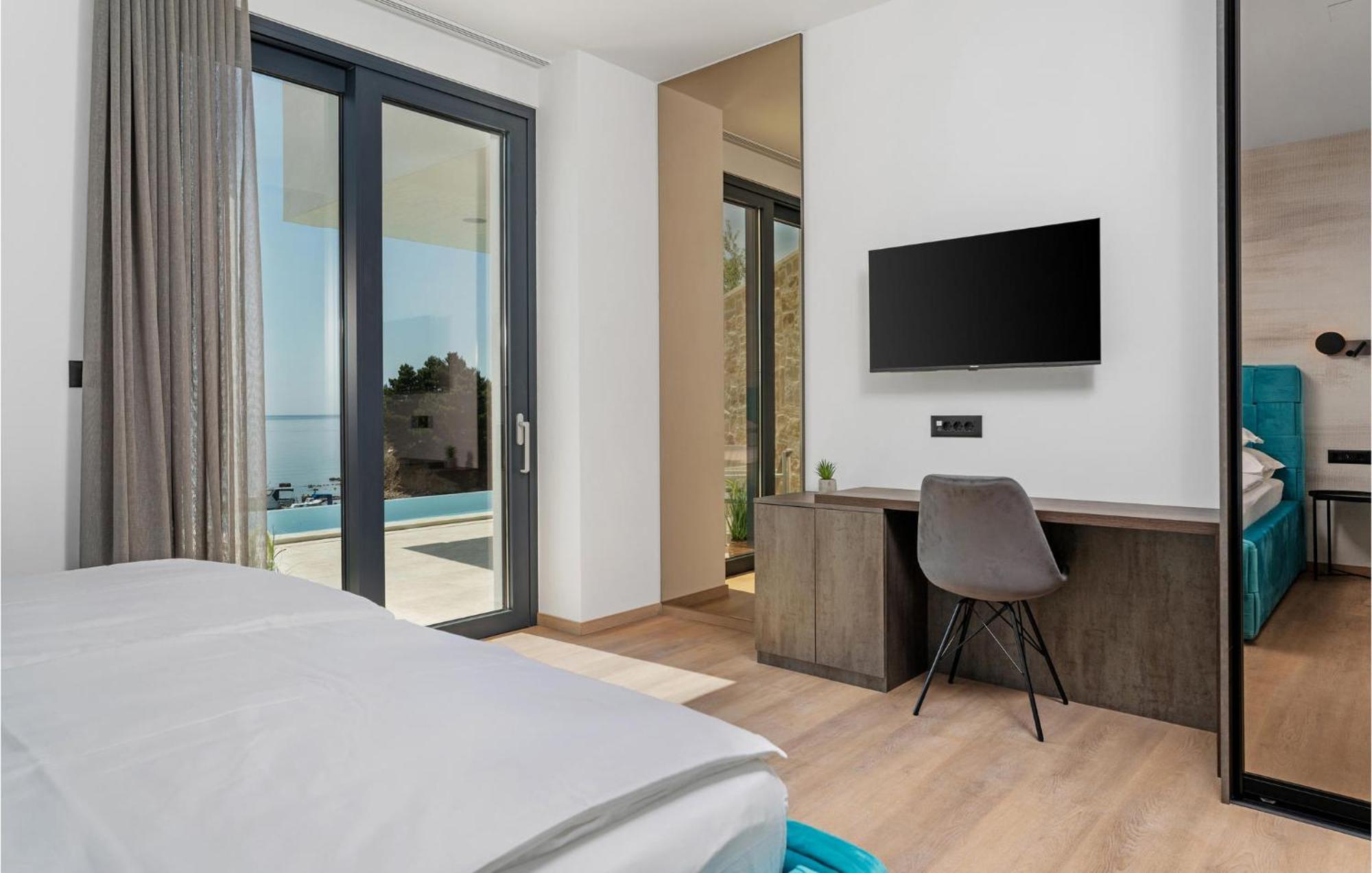 Beautiful Home In Omis With Kitchen エクステリア 写真