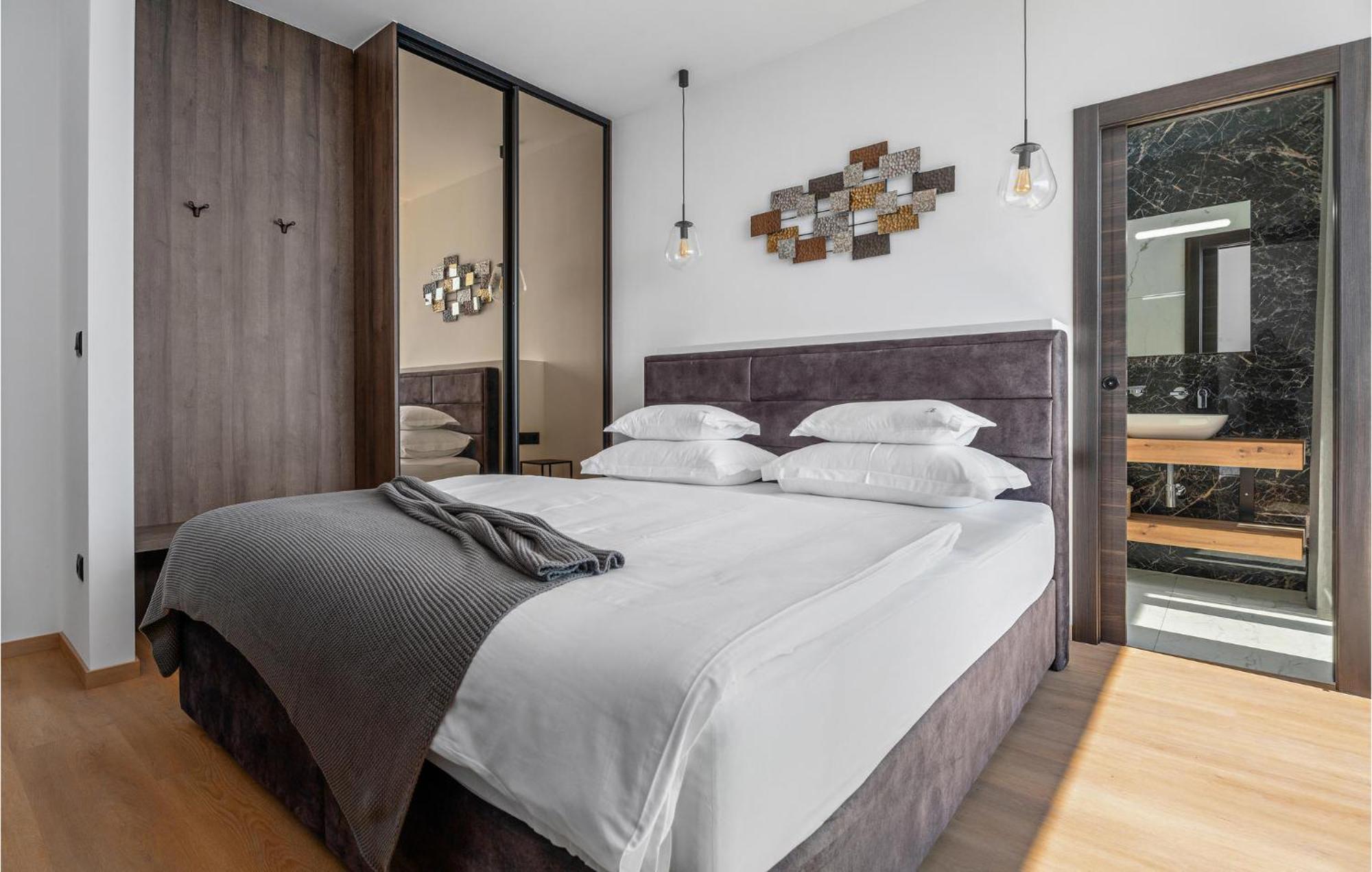 Beautiful Home In Omis With Kitchen エクステリア 写真