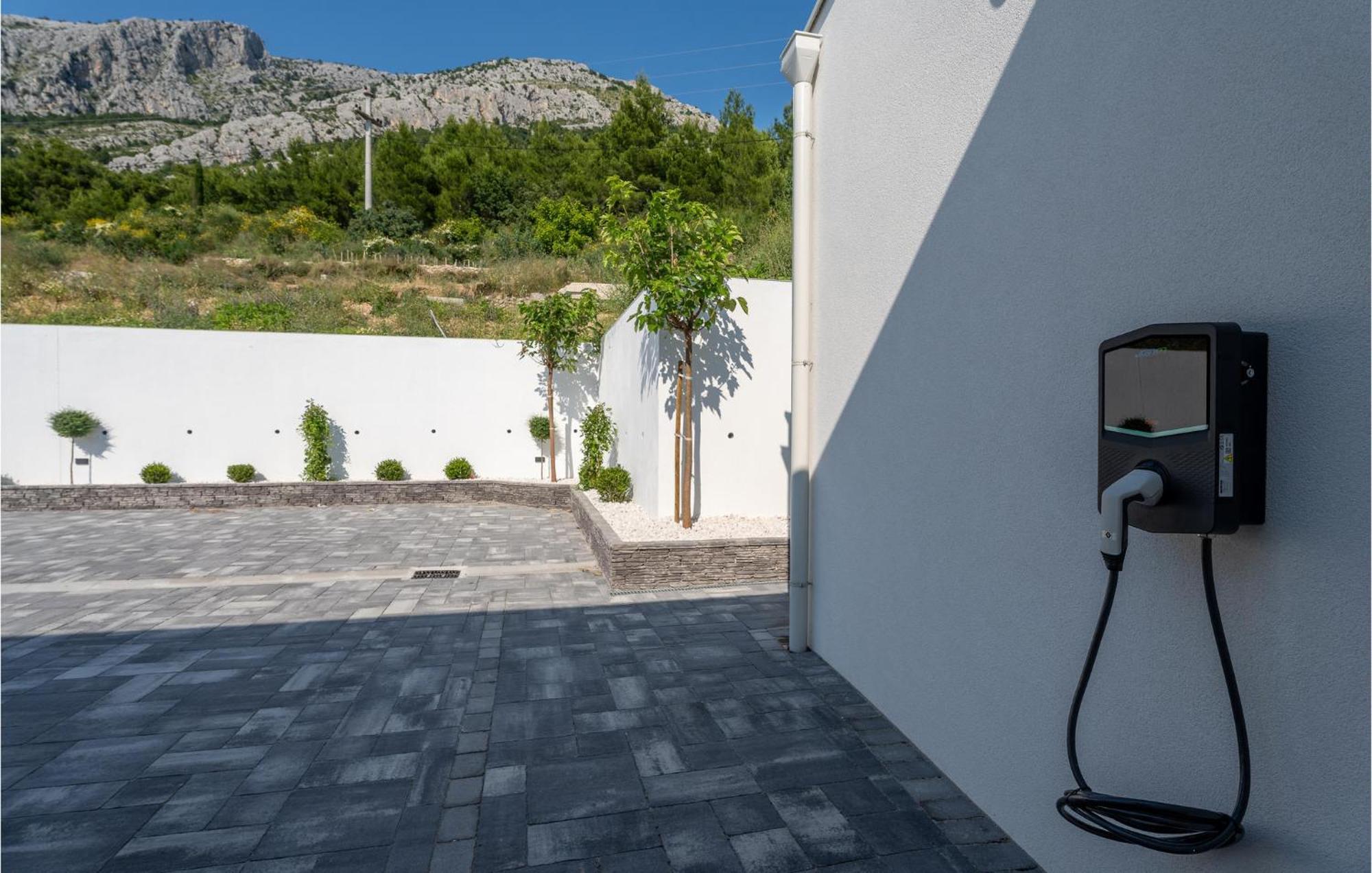 Beautiful Home In Omis With Kitchen エクステリア 写真